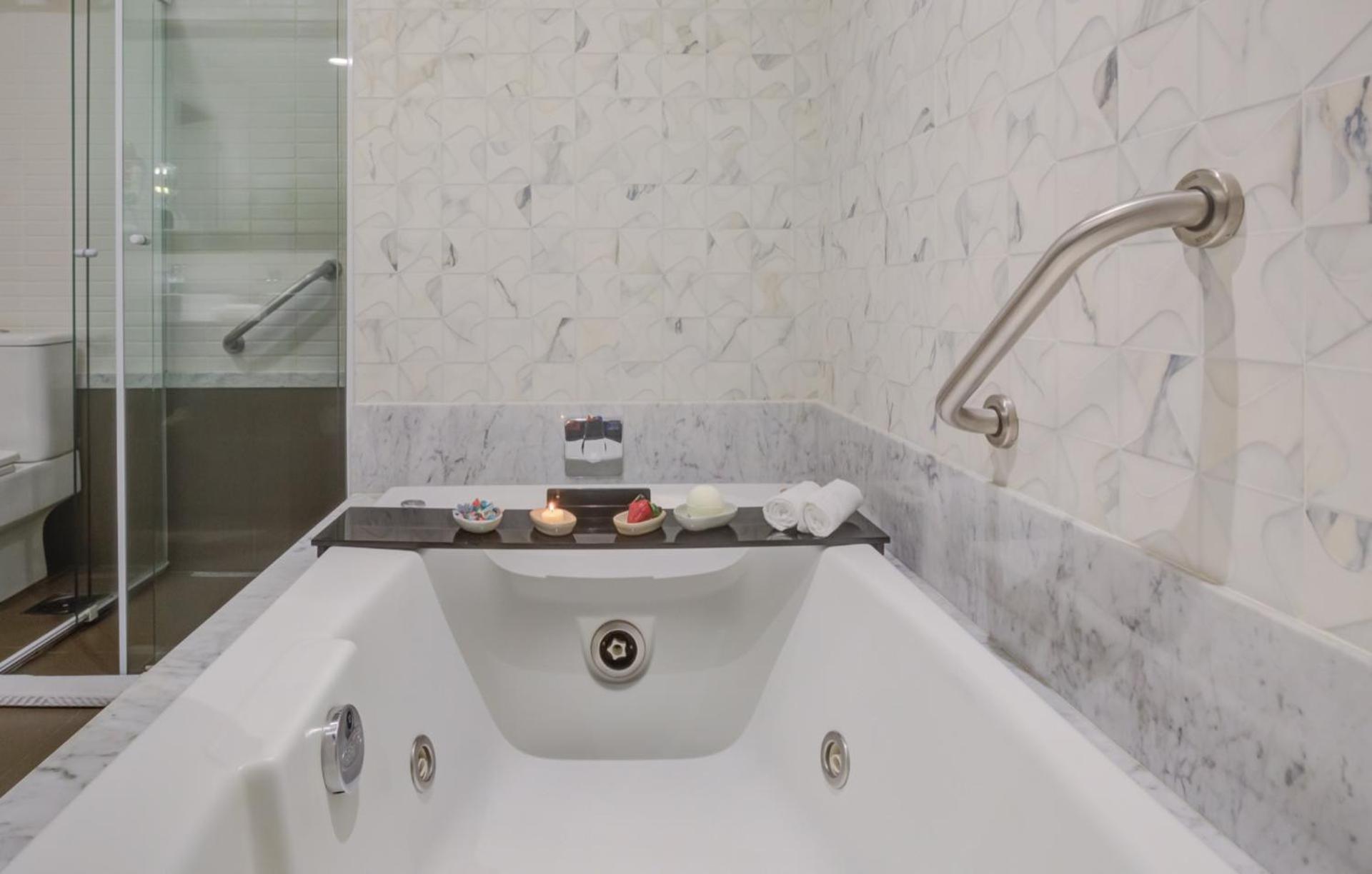 Transamerica Collection Goiania Ngoại thất bức ảnh A bathtub with a shower door