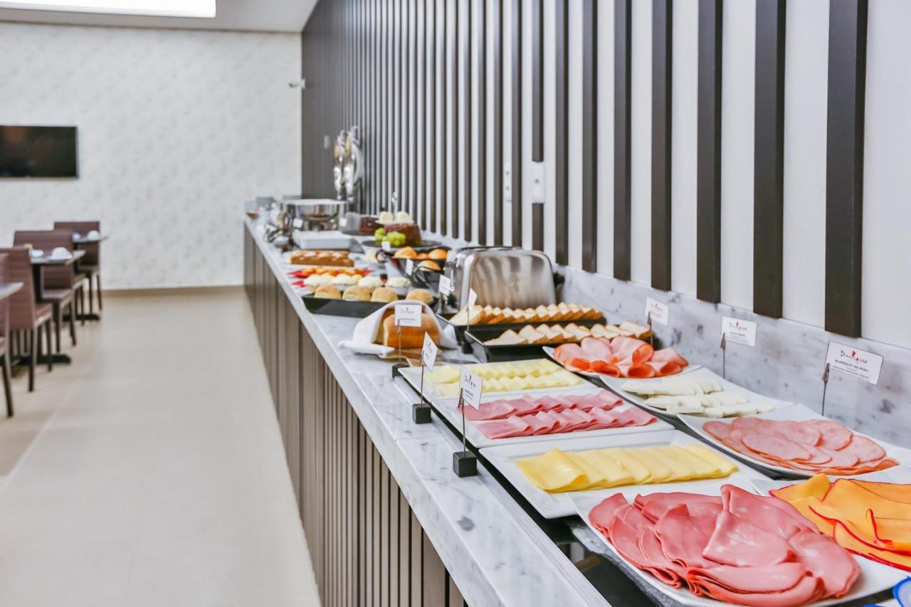 Transamerica Collection Goiania Ngoại thất bức ảnh A buffet at a hotel