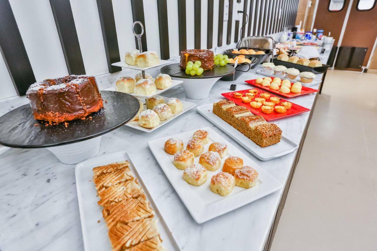 Transamerica Collection Goiania Ngoại thất bức ảnh A selection of cakes at a buffet